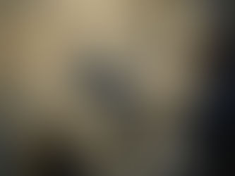 Imagem abstrata em tons suaves de azul, bege e cinza, com formas difusas e parcialmente delineadas que emergem e se dissolvem no mesmo campo, sem contornos definidos ou cena reconhecível, no blog da psicanalista Jéssica Domingues, no texto “Figurabilidade em Freud: a poiesis do pensamento onírico”.
