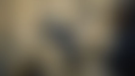 Imagem abstrata em tons suaves de azul, bege e cinza, com formas difusas e parcialmente delineadas que emergem e se dissolvem no mesmo campo, sem contornos definidos ou cena reconhecível, no blog da psicanalista Jéssica Domingues, no texto “Figurabilidade em Freud: a poiesis do pensamento onírico”.