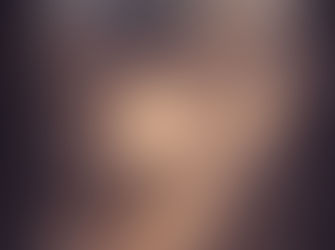 Ilustração onírica abstrata em orientação vertical, com formas difusas e camadas translúcidas em tons de azul e dourado, luz suave concentrada ao centro e bordas esmaecidas,utilizada no post “O sonho é a realização de um desejo?” da série A Interpretação dos Sonhos do blog da psicanalista Jéssica Domingues.