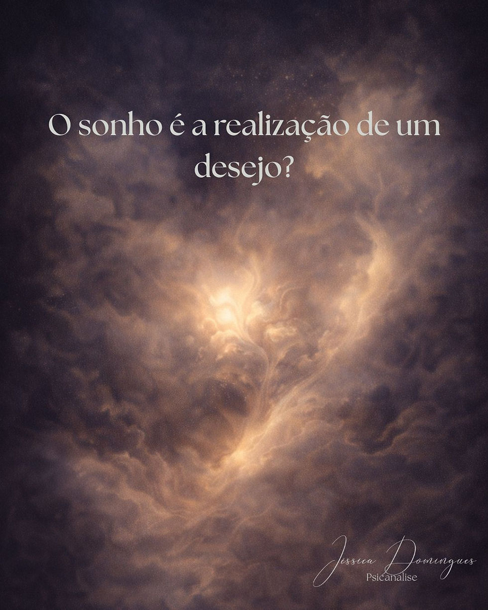 Ilustração onírica abstrata em orientação vertical, com formas difusas e camadas translúcidas em tons de azul e dourado, luz suave concentrada ao centro e bordas esmaecidas,utilizada no post “O sonho é a realização de um desejo?” da série A Interpretação dos Sonhos do blog da psicanalista Jéssica Domingues.