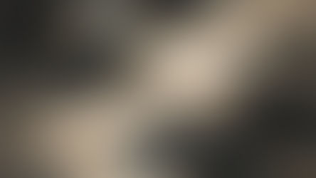 Imagem abstrata com camadas translúcidas e áreas veladas, evocando a distorção nos sonhos, ilustrando o texto “Distorção nos sonhos: desejo e seus disfarces”, da psicanalista Jéssica Domingues.