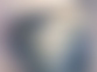 Texto “Material recente e irrelevante no sonho: raspas e restos na produção onírica”, do blog da psicanalista Jéssica Domingues — imagem abstrata em pintura suave com superfície clara, fragmento de papel e migalhas na borda, transição gradual para camadas profundas em tons azulados.