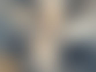 Ilustração abstrata em tons azulados e dourados que evoca uma rede orgânica em movimento, representando o tema “O sonho é o guardião do sono: As fontes somáticas da formação onírica”, no blog da psicanalista Jéssica Domingues.