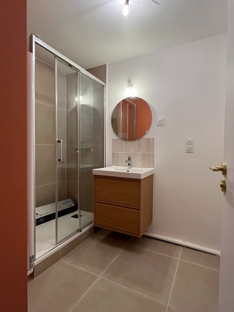 Salle de bain en chantier avancé, Projet Michelet, Suresnes.