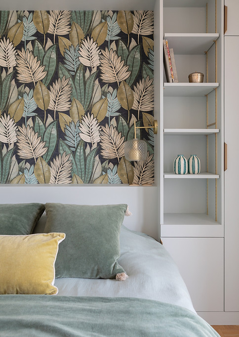 Décoration intérieure par Stéphane Berthiaux Paris - Ambiance colorée, papier-peint, applique, linge de lit, objet dans une cohérence totale.