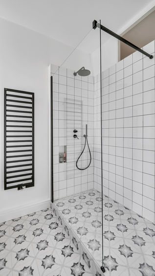 Douche italienne du projet Gabriel avec carrelage blanc et joints gris.