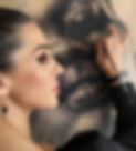 Biografie en foto van Kunstenaar Tess Anders terwijl zij aan een portret schilderij werkt - Den Haag - portret laten schilderen