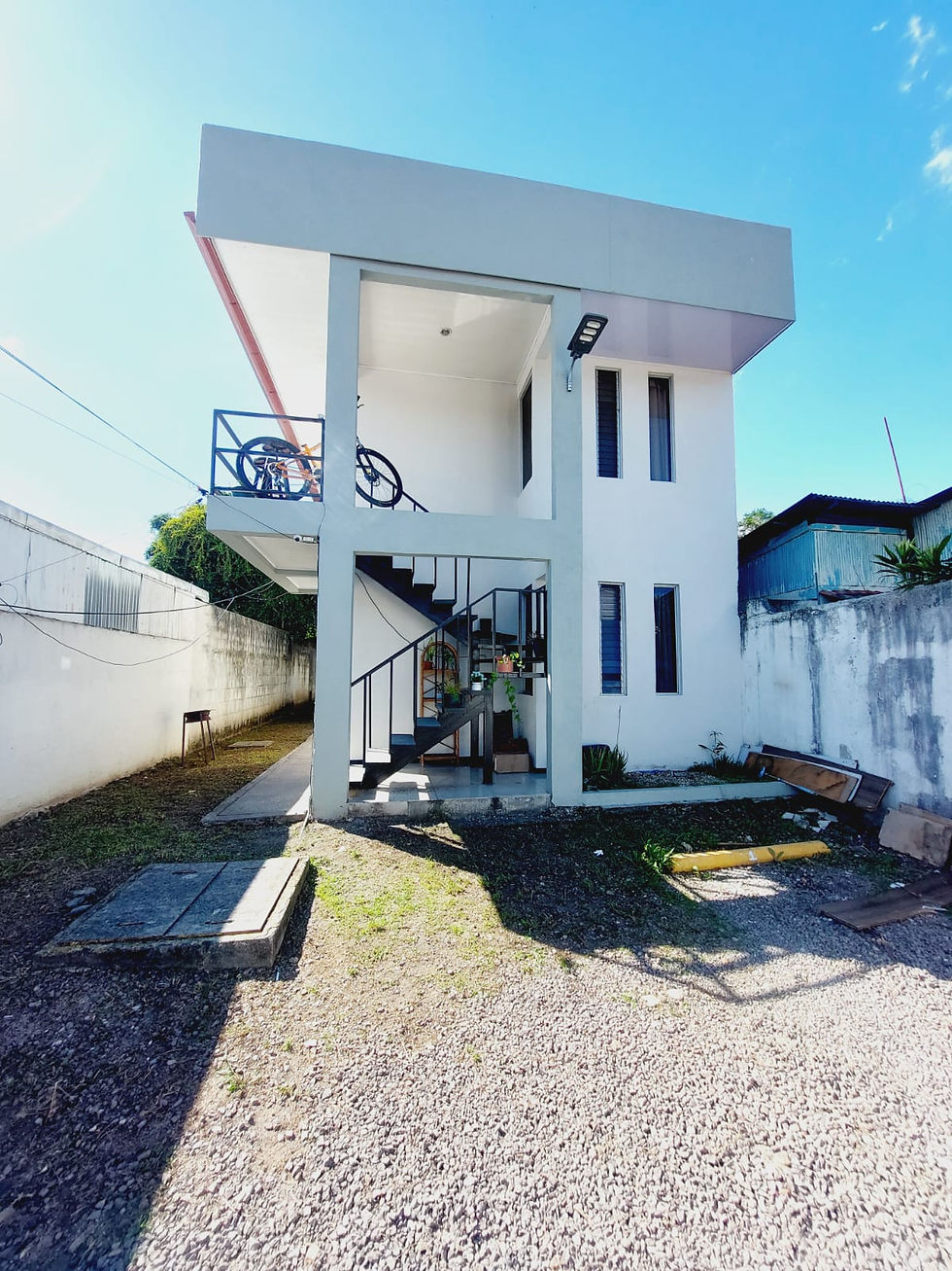Distribución:

* Sala-Comedor-Cocina
* Cuarto de Pilas
* 2 Habitaciones
* 1 Baño
* Cochera para 1 Vehículo ( sin techar) 
* No Mascotas
* Planta Alta

Ubicado: costado norte del parque de San Antonio de desamparados, contiguo al super Herrero.
Waze: https://waze.com/ul/hd1u0r6n2d

Precio: 245.000
( Servicios por aparte )
