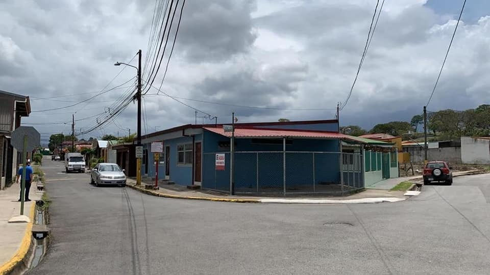 
*Propiedad con 3 Apartamentos Para Inversión.

* 2 Apartamentos  1 Habitación
* 1 Apartamento 2 Habitaciones
* Cochera 2 Vehículos

*Mide: 210,93 M2

*Ubicación: Agua Caliente/ San Francisco, Cartago, de la Ferretería Mercasa, 50m este y 200m norte. Atrás del cementerio.
https://maps.app.goo.gl/7iFf8jHu5gXpGuPP9

*Precio: 90.000,000 millones
