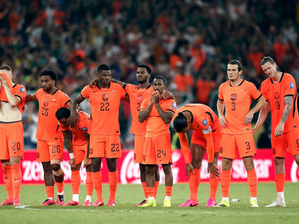 Einde WK voor Nederland, wederom dramatisch in penaltyreeks, Paraguay stunt en Brazilië voorkomt verlenging in absolute slotfase - Dag 19