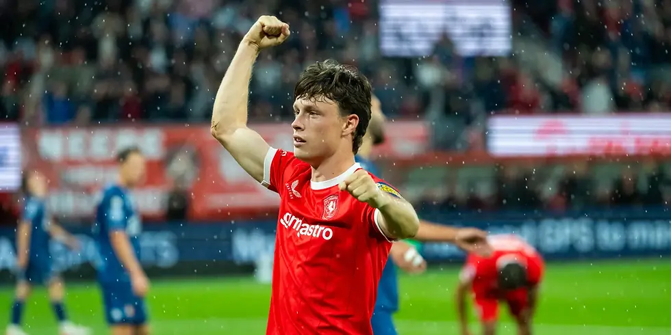 Knappe goal van Orjasaeter bezorgt Twente nipte overwinning, Koeman wederom hoofdrol bij een penalty
