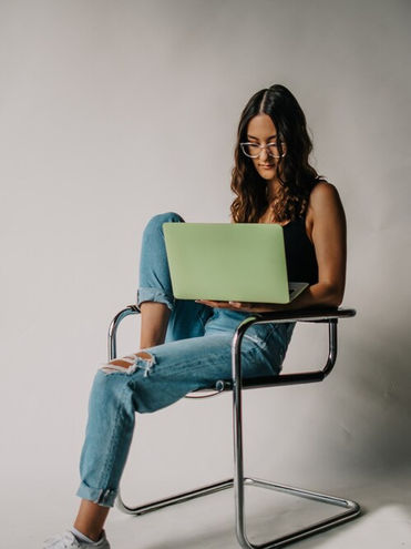 Danielle Johnson, founder of House of MKTG, a digital marketing agency specializing in website design, branding, and social media management.