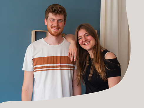 Lara en Martijn van La Vitale staan lachend in hun praktijk