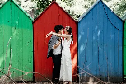 Auf dem Bild ist ein verliebtes Paar zu sehen, das sich umarmt.