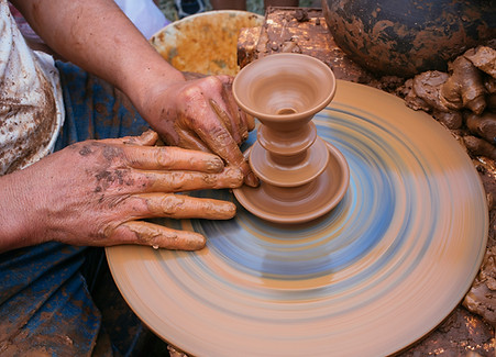 Demonstração de olaria tradicional portuguesa, destacando saberes artesanais e património cultural