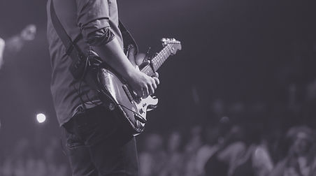 Les mains sur la guitare