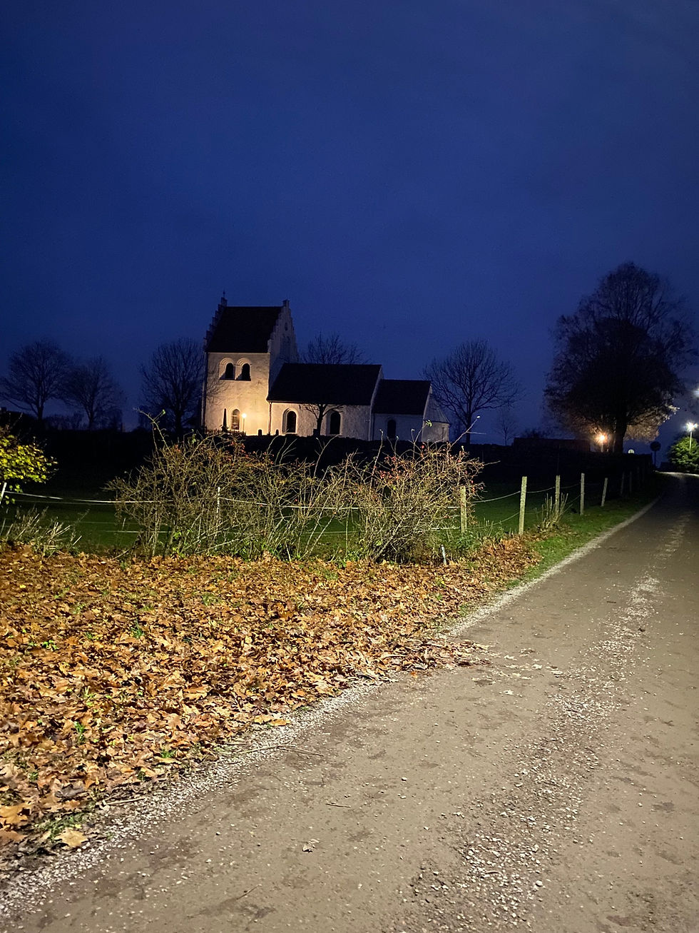 Stenestads kyrka i mörker . Skymning över kyrka .