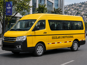 Furgoneta escolar amarilla transitando por Ecuador, representando un seguro furgoneta escolar ecuador.