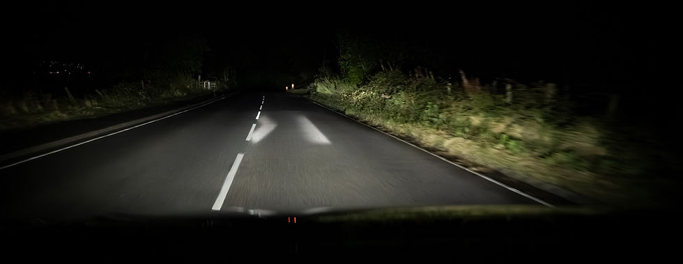 Orientierungslicht auf Landstraßen – hier mit Knick, wenn man etwas zu weit nach links geraten ist.