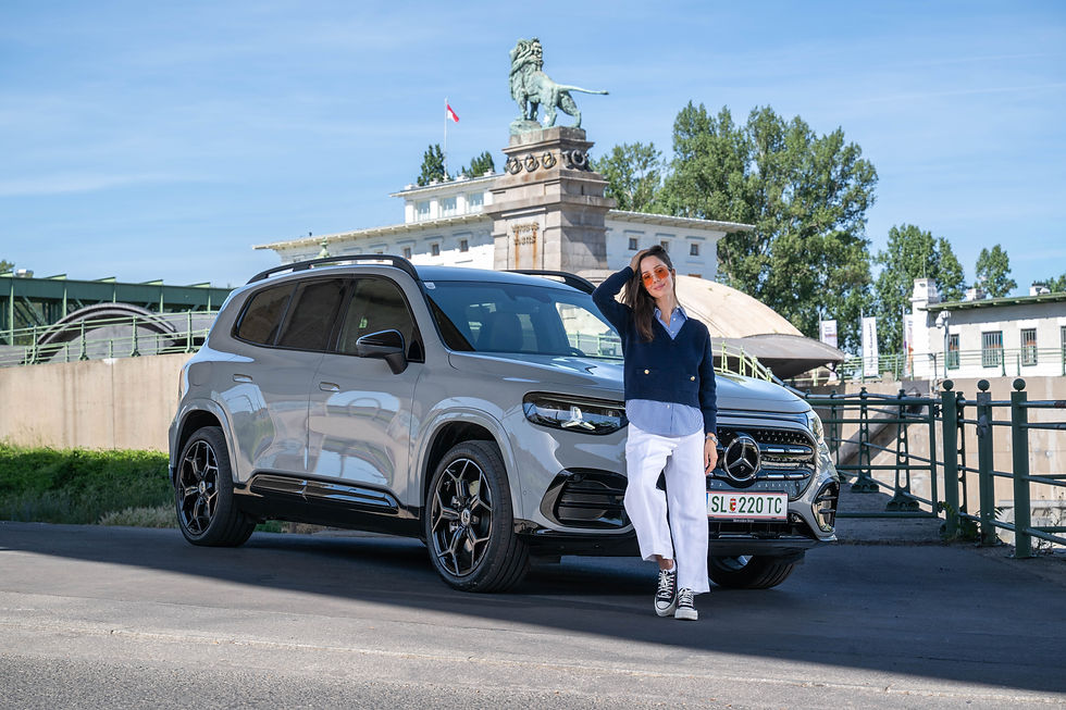 Model in Sommermode vor Mercedes GLB