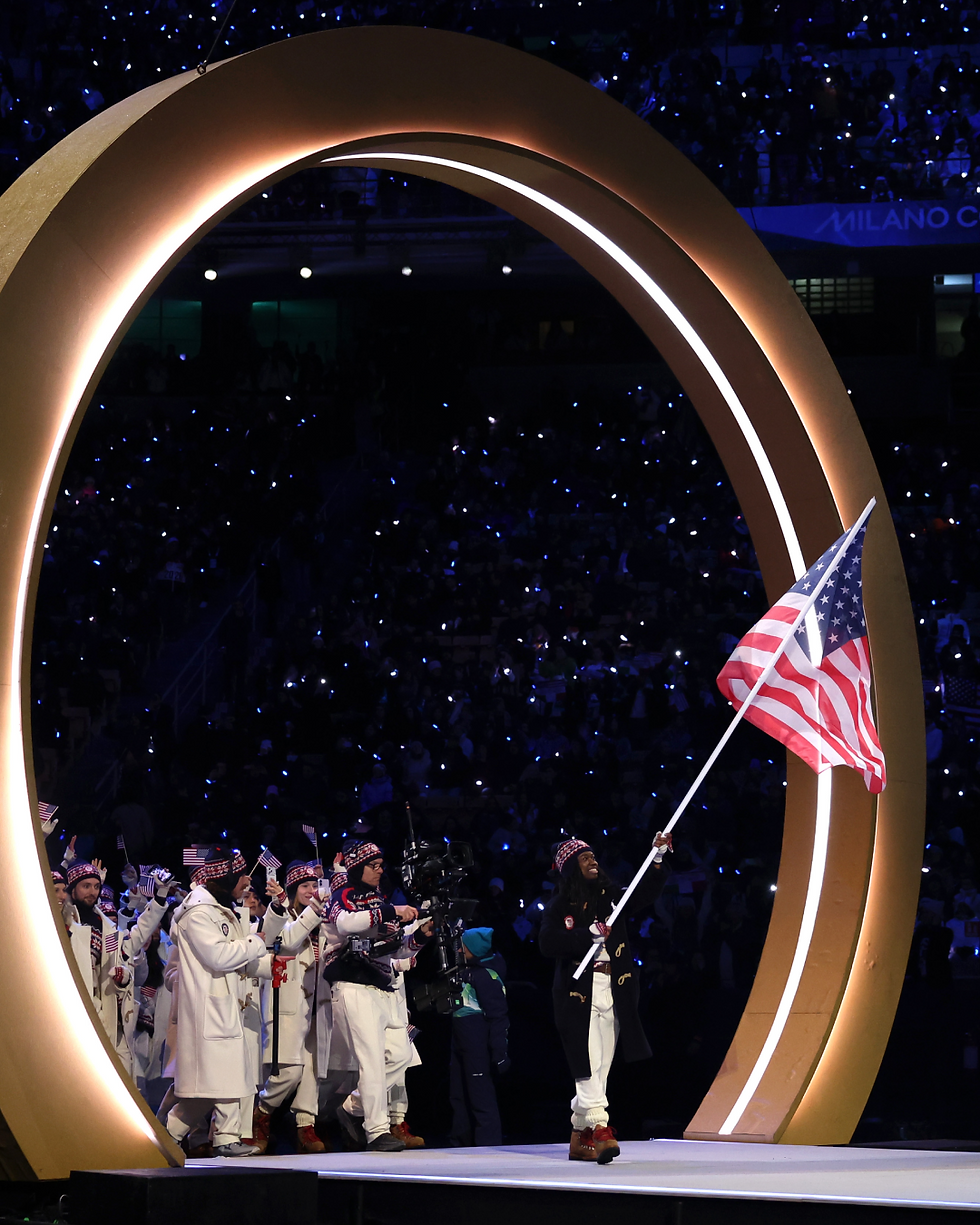 Fahnenträgerin für das U.S. Olympia Team: Erin Jackson, Eisschnellläuferin.