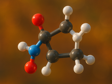 3D-Molekülmodell von Muscarin mit farbcodierten Atomen (Kohlenstoff schwarz, Sauerstoff rot, Stickstoff blau, Wasserstoff weiß), realistisch dargestellt vor unscharfem Hintergrund.