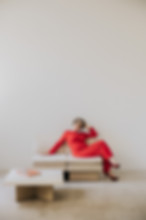 Frau mit roten Overall im Mittelpunkt, Selbsbewusste Portraitfotografie
