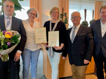 Claudia Böhm und Meike Ladiges erhalten Ehrennadel in Gold für Ihren Einsatz.