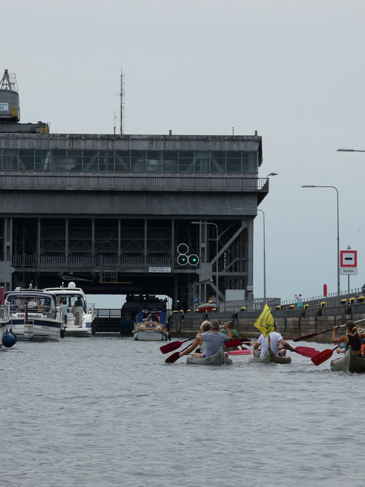 Boote und Kanus vor dem Schiffshebewerk Niederfinow