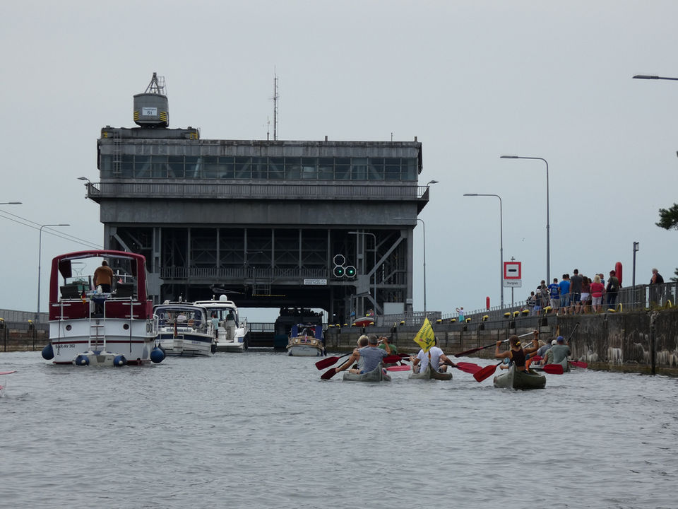 Boote und Kanus vor dem Schiffshebewerk Niederfinow