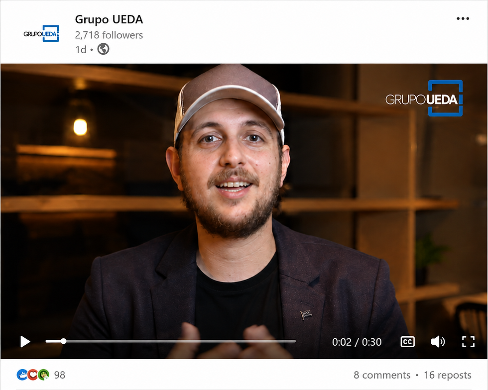 Profesional grabando un video vertical para LinkedIn con teléfono en entorno natural, mostrando que la autenticidad supera a la producción perfecta en el rendimiento del formato en 2026.