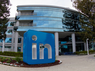 Interfaz de LinkedIn Jobs mostrando el listado de vacantes filtradas por cargo e industria, una herramienta clave para el reclutamiento de empresas en 2026.