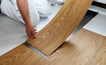 mrh-vinyl-flooring-blog-handyman-installing-vinyl-floor.webp