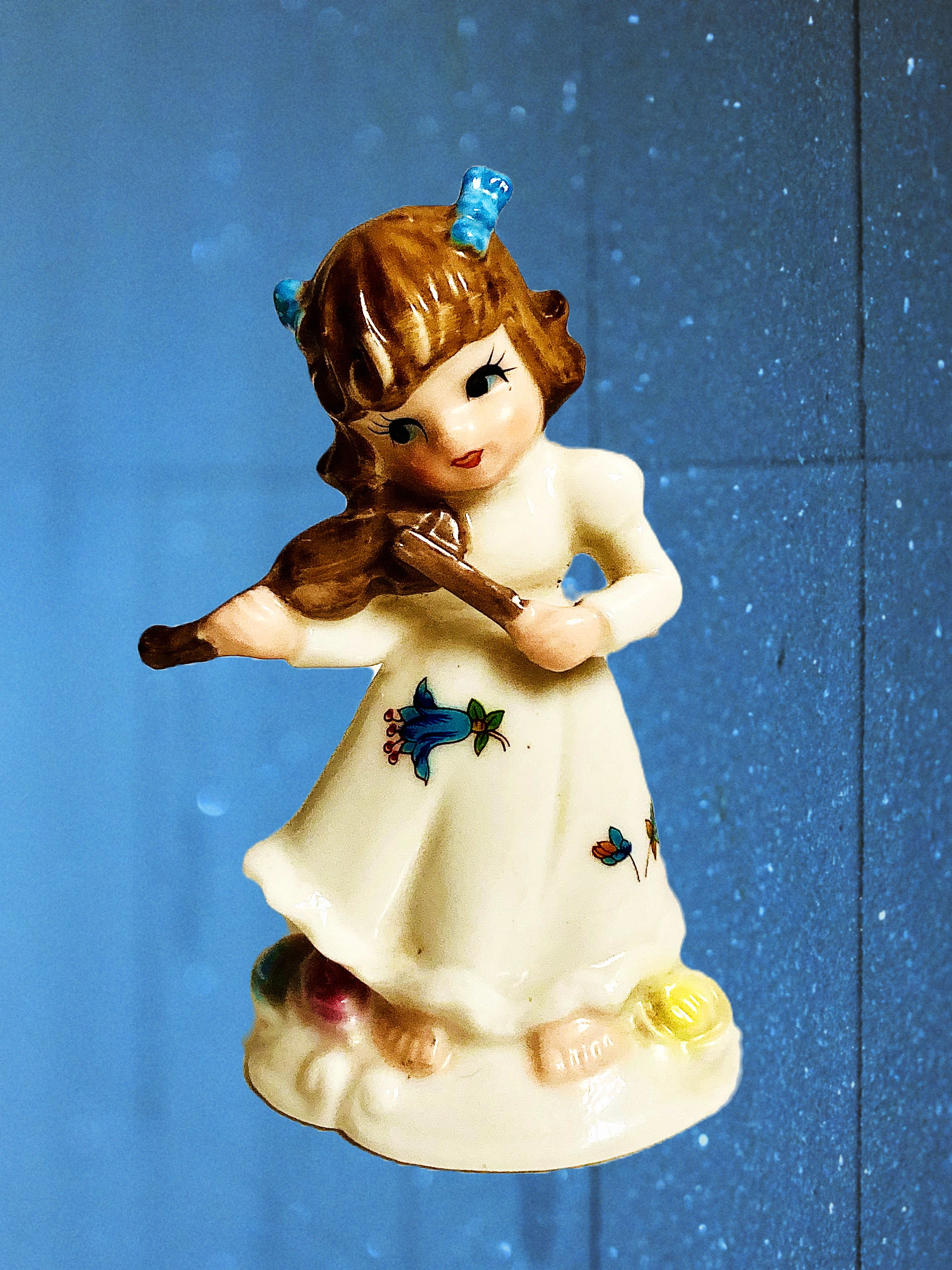 Petite porcelain  figurine, violinist with flowers