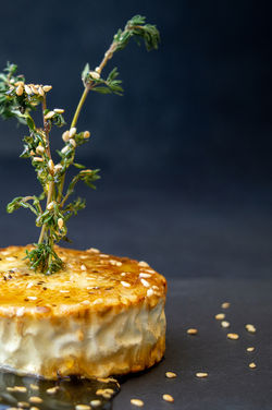 Запечено френско козе сирене с мед, черен и бял сусам