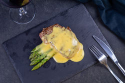 Телешко бон филе с аспержи и сос Холандез