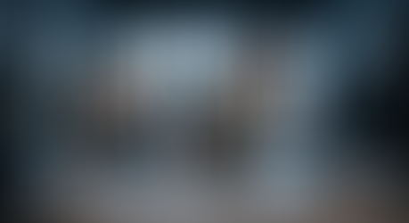 Gerente de loja física analisando métricas de rotação de vendedores em um dashboard de vendas no notebook.