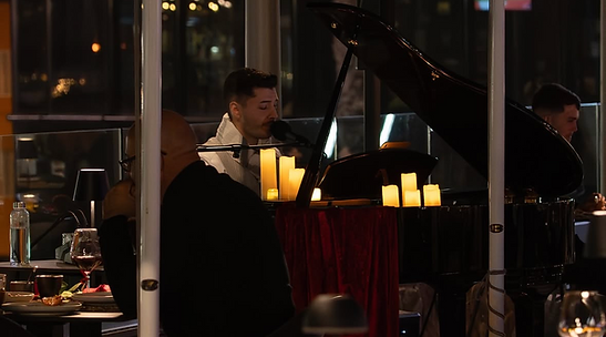 Cena especial de San Valentín en Vital. Romántico, con piano en directo y a la luz de las velas y rosas.