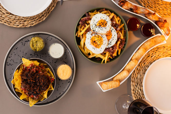 Nachos, huevos rotos y tequeños Vital