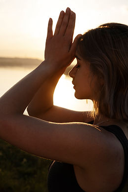 jeune-adulte-appreciant-le-yoga-dans-la-nature.jpg
