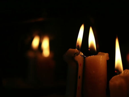 L'accensione delle candele nei rituali.