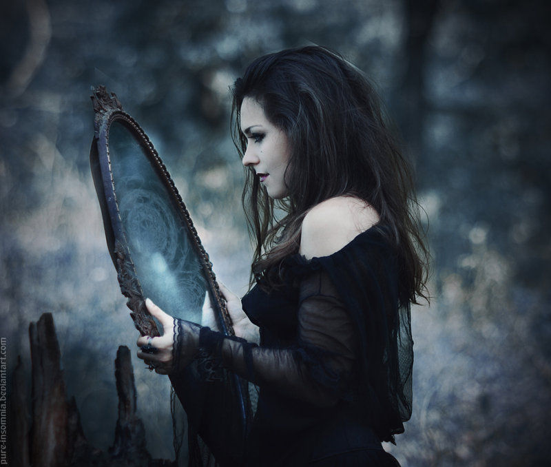 Lo Speculum: Lo specchio nero.