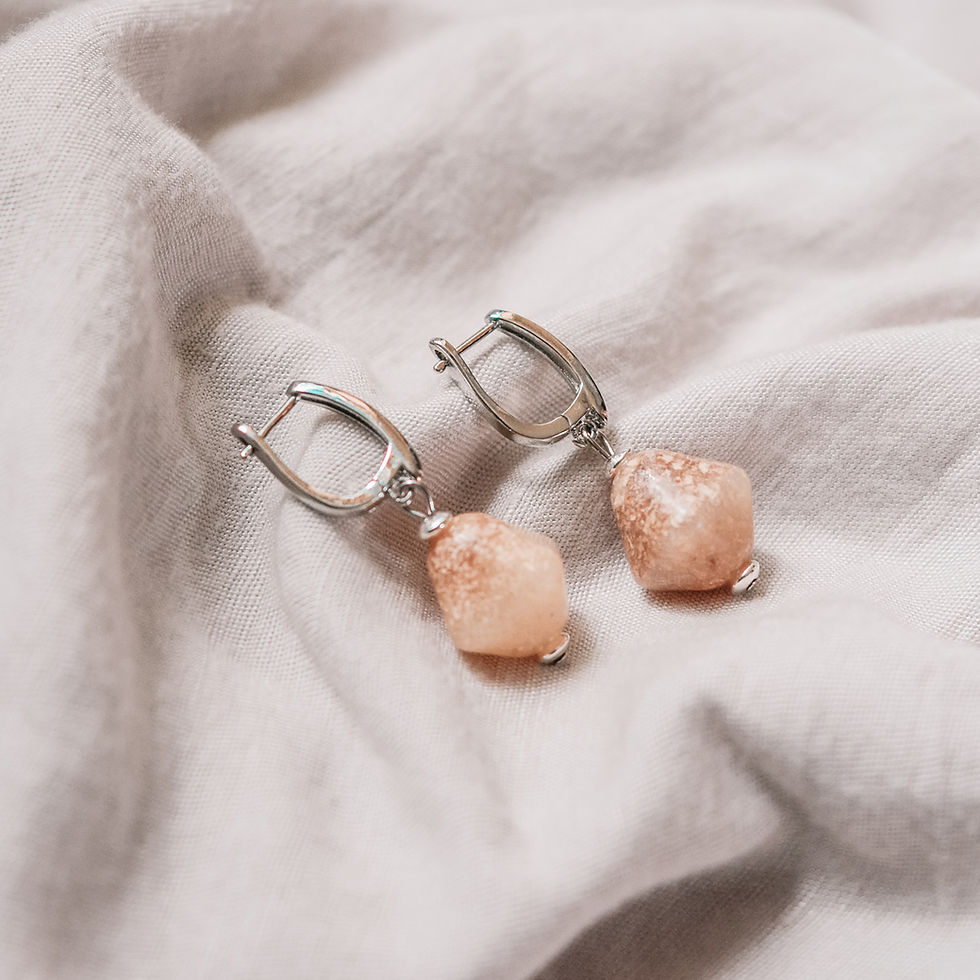縮圖：Sustainable Silver U-shaped Hoop Earrings with White Beads Upcycled from Radish Peels
