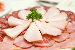 Primer plano de un plato de jamón