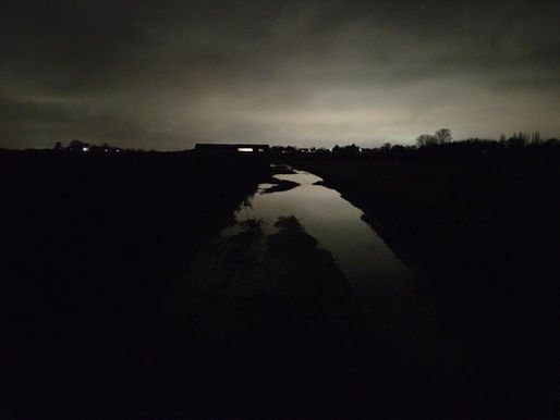 Nachtelijk landschap met water