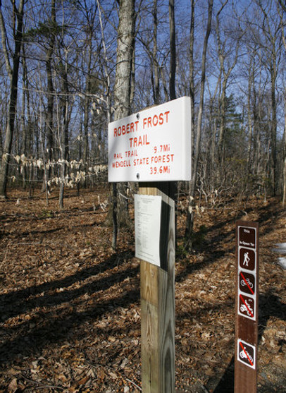 Robert_Frost_Trail_Sign.jpg