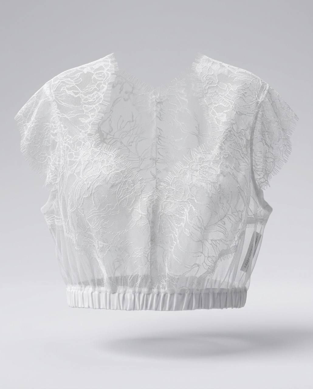 Dirndlbluse aus transparenter Spitze Elise von Trachtiq in Vorderansicht