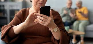 Persona mayor conectanto con telefono