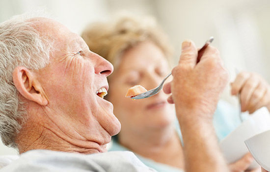 Adultos mayores comiendo proteínas