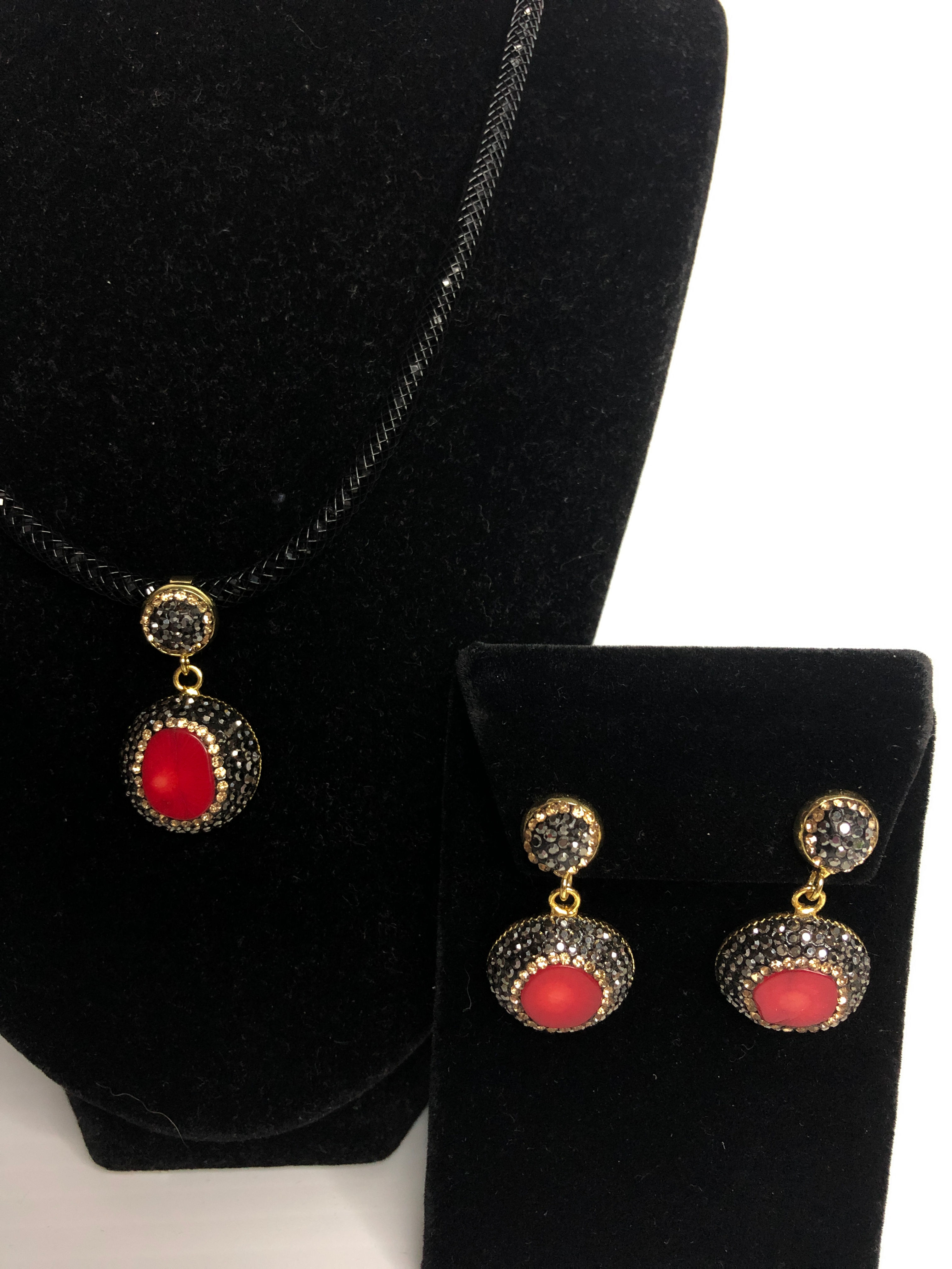 Round shaped pendant in Red coral and Austrian crystals SET